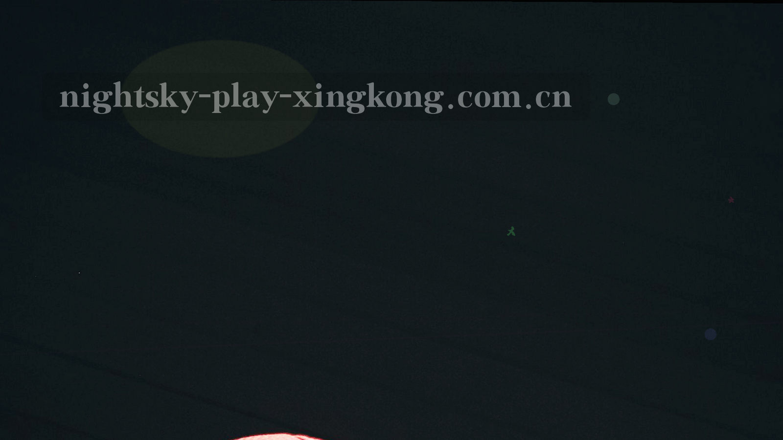 夜间球场灯光照亮看台，远处灯光连成一片星点